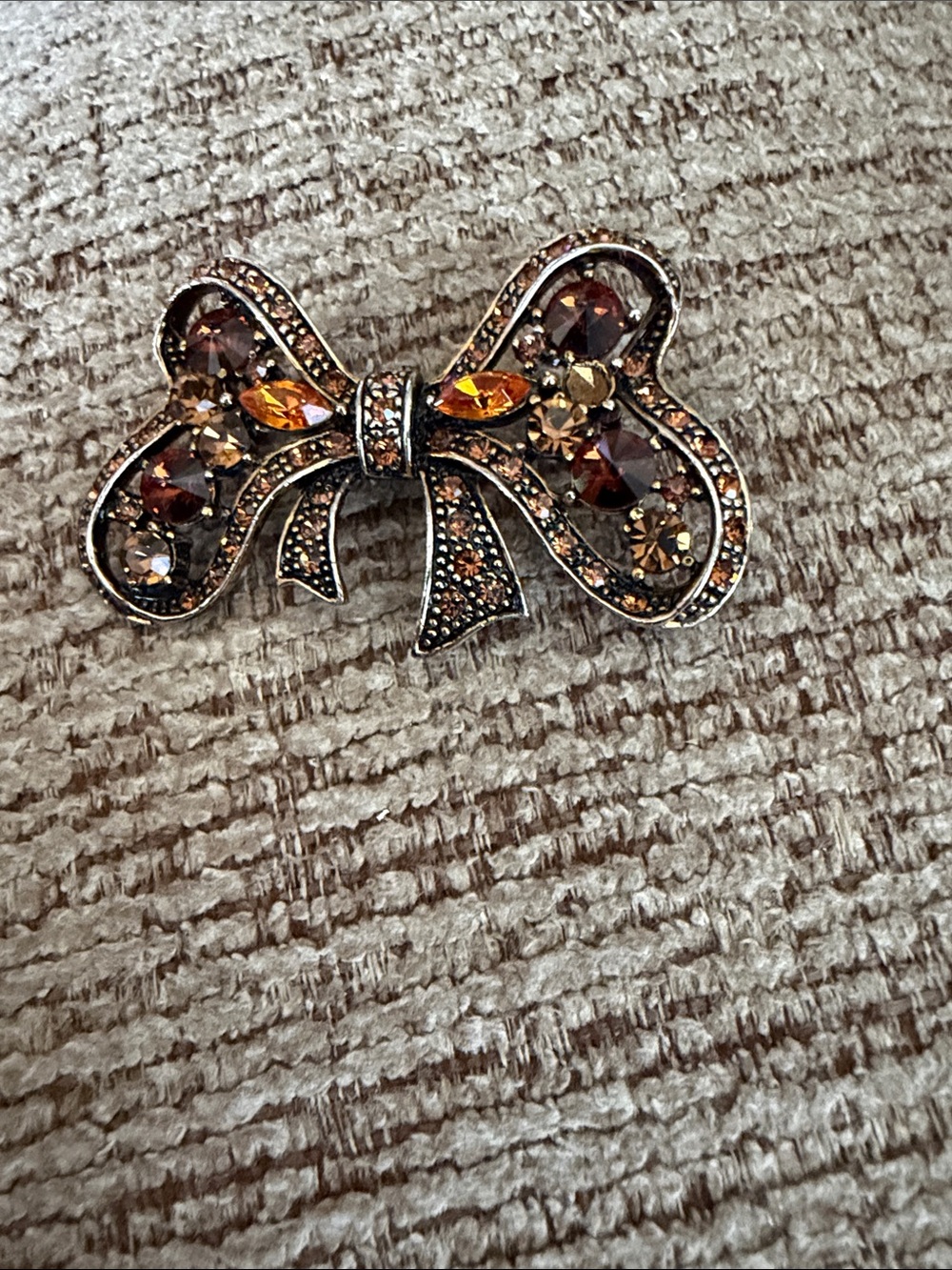Vintage Amber stones in gold color metal in shape of a bow